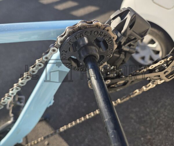 20260318_173640 Repose chaîne axe traversant 12 mm pour l'entretien et le transport du vélo